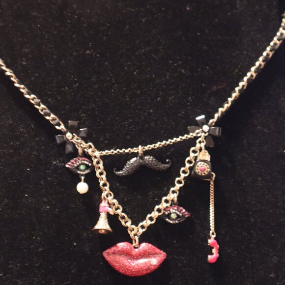 RARE Betsey Johnson Valentines Day Lips Kiss Me Charm necklace love gold tone - Picture 3 of 9